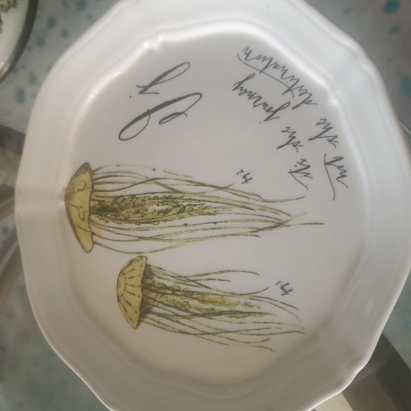 Collection of cups and a plate....all great pieces - Picture 2 of 6